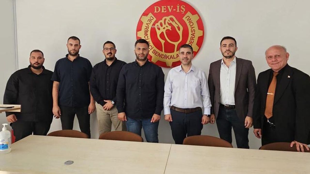 Aktunç konuşurken Lefkoşa’daki sorunlara dikkat çeken kalabalık veya şehir görüntüsü