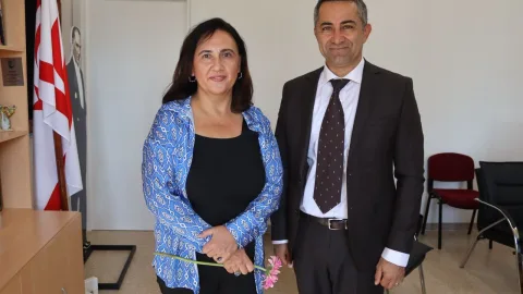 Tunçbilek, çevre köylerden vatandaşlar ve esnafla sohbet ederken görülüyor