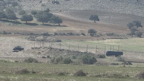 Çamlıbel kıyısında, kaçak yapılar ve çevresel tahribatı gösteren görüntü