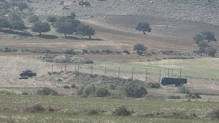 Çamlıbel kıyısında, kaçak yapılar ve çevresel tahribatı gösteren görüntü