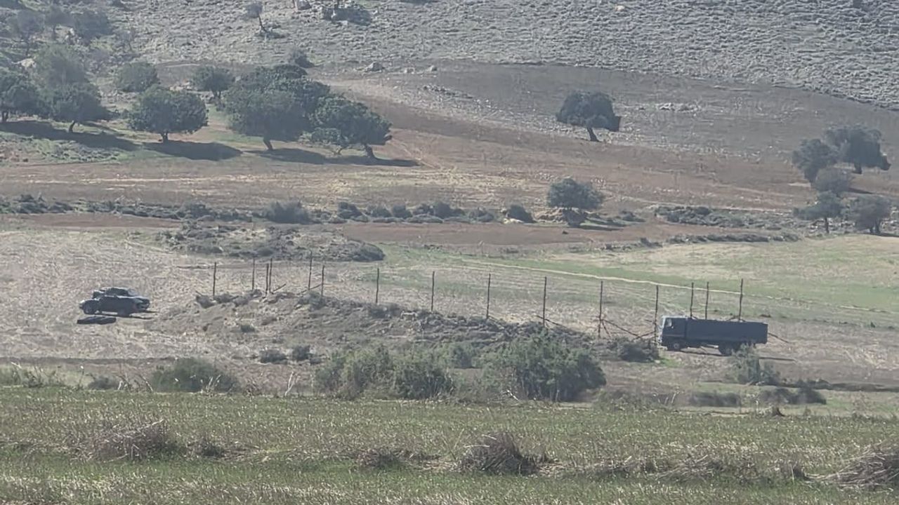 Çamlıbel kıyısında, kaçak yapılar ve çevresel tahribatı gösteren görüntü
