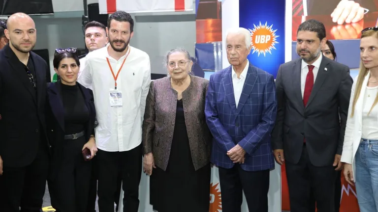 Derviş Eroğlu ve eşi Meral Eroğlu oy kullanırken birlikte görülüyor