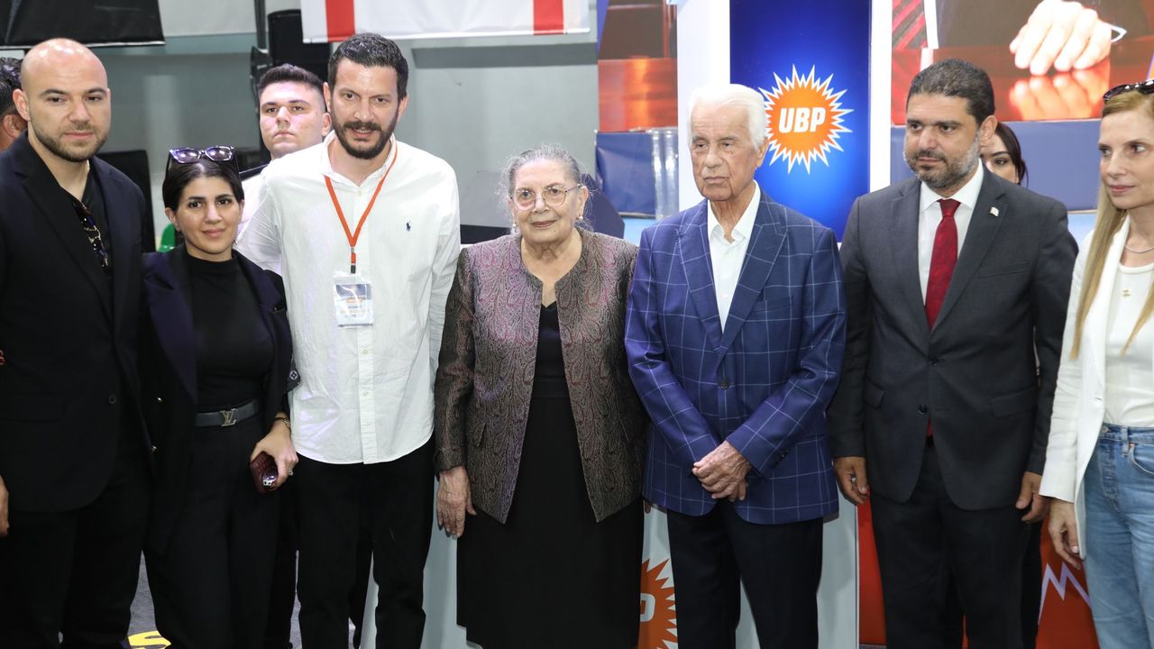 Derviş Eroğlu ve eşi Meral Eroğlu oy kullanırken birlikte görülüyor