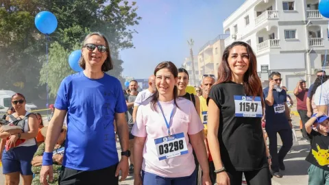 İncirli bölgesinde Lefkoşa Maratonu’na katılan kalabalık ve etkinlik atmosferi