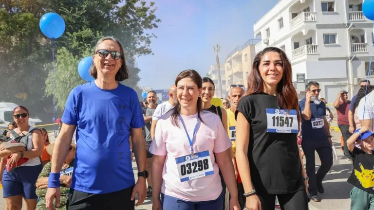 İncirli bölgesinde Lefkoşa Maratonu’na katılan kalabalık ve etkinlik atmosferi