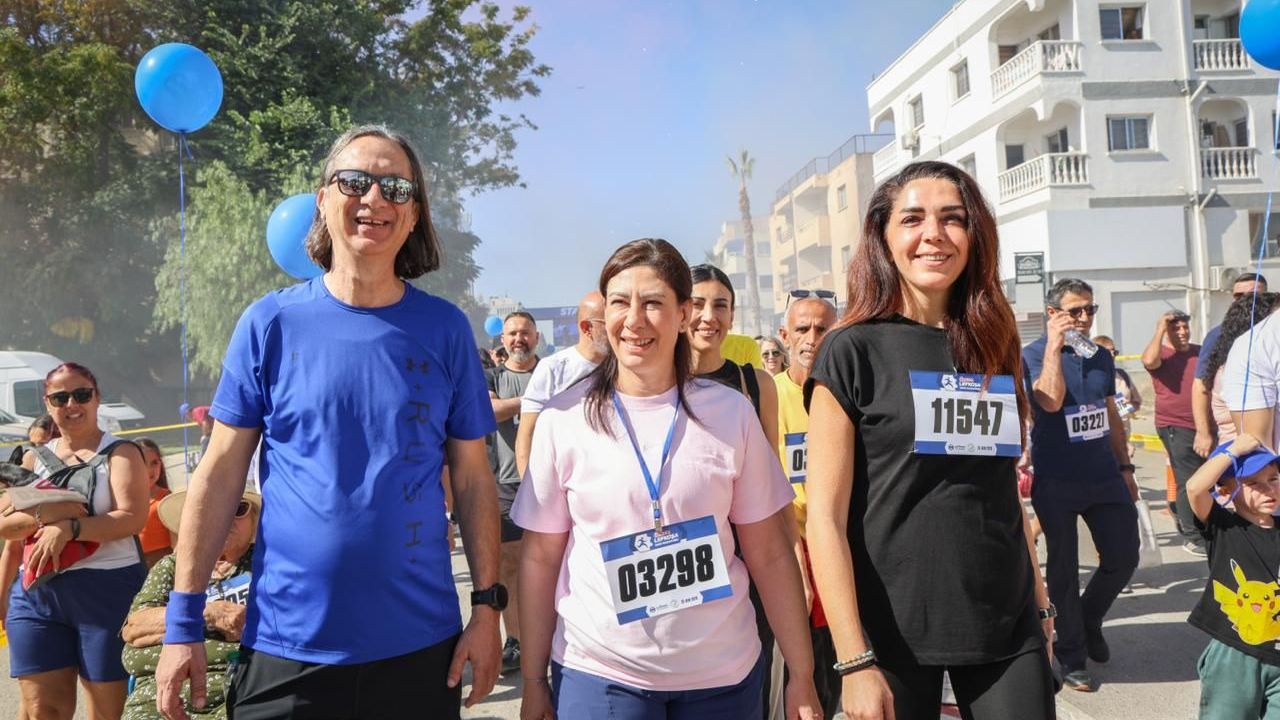 İncirli bölgesinde Lefkoşa Maratonu’na katılan kalabalık ve etkinlik atmosferi