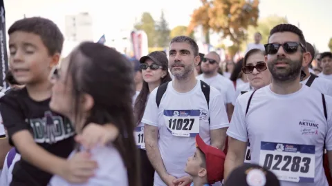 Aktunç konuşurken, arkada Lefkoşa’ya ait sporla ilgili görseller veya mekanlar görünür durumda