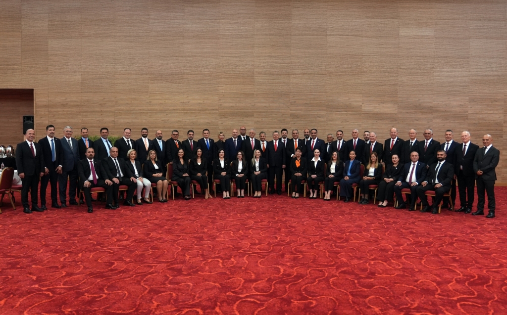 Üst sırada parti logosu ve liste; altı boş kalan fotoğraf alanı.