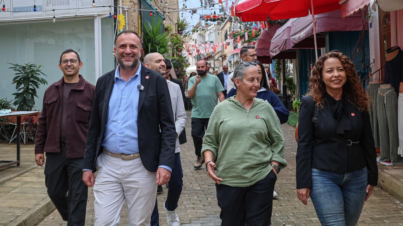 Çeler konuşuyor, mutfaktaki yangını söndüreceklerini ve az kaldığını söylüyor
