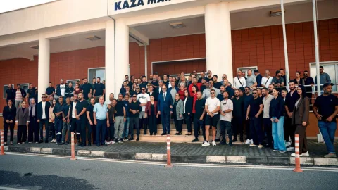 Hasan Sadıkoğlu gülerken, adaylık başvurusu ve İskele ile 21 köy için çalışma vurgusu