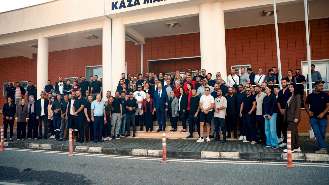 Hasan Sadıkoğlu gülerken, adaylık başvurusu ve İskele ile 21 köy için çalışma vurgusu