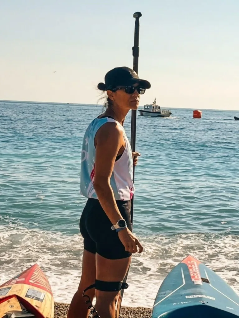 Sevgi Baskın, ICF SUP Dünya Sıralaması Yarışı’nda kürek tutarken yarışta görünür.