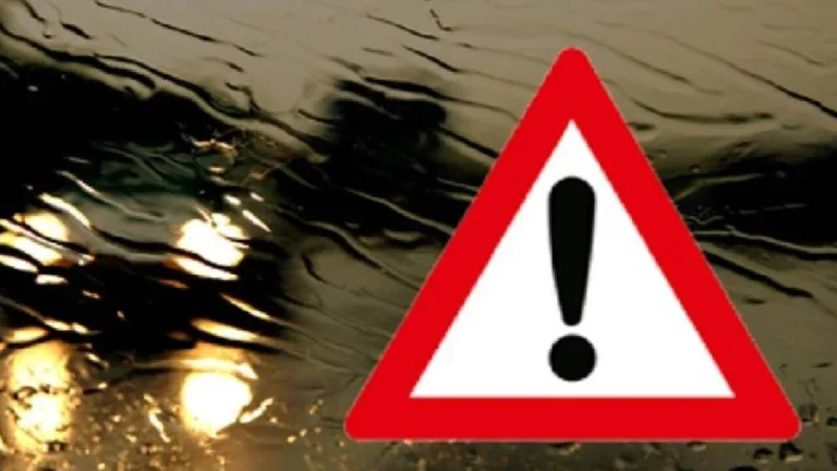 Meteoroloji uyarı metniyle birlikte yağmur bulutlarını ve şimşeği anımsatan grafik gösterimi