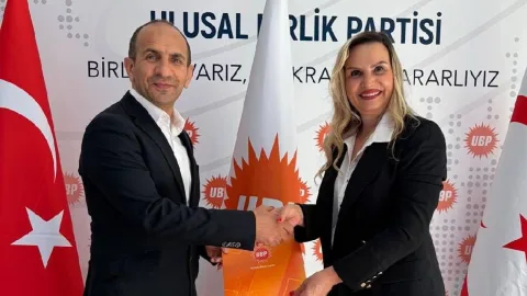 Serap Topal kürsüde mikrofonla konuşurken izleyicilere sesleniyor