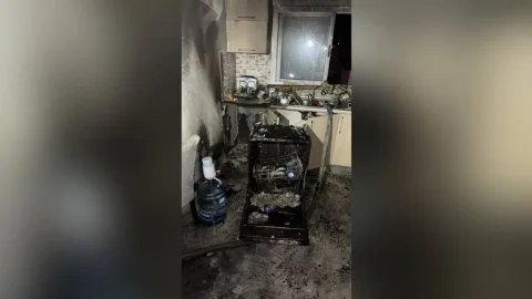 Gönyeli’de evde çıkan yangında itfaiye müdahalesi ve zarar gören mutfak ekipmanı
