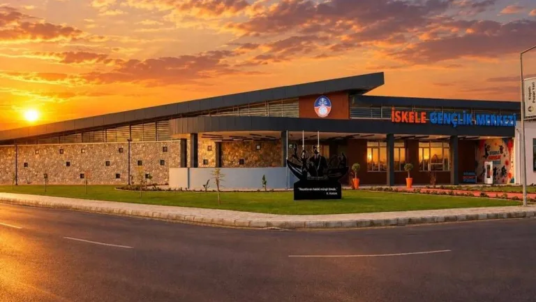 İskele Gençlik Merkezi açılış töreninde bina cephesi ve giriş alanı