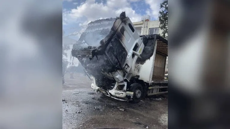 Park halindeki TIR’ın alevler içinde kalan bölümü, duman yükseliyor