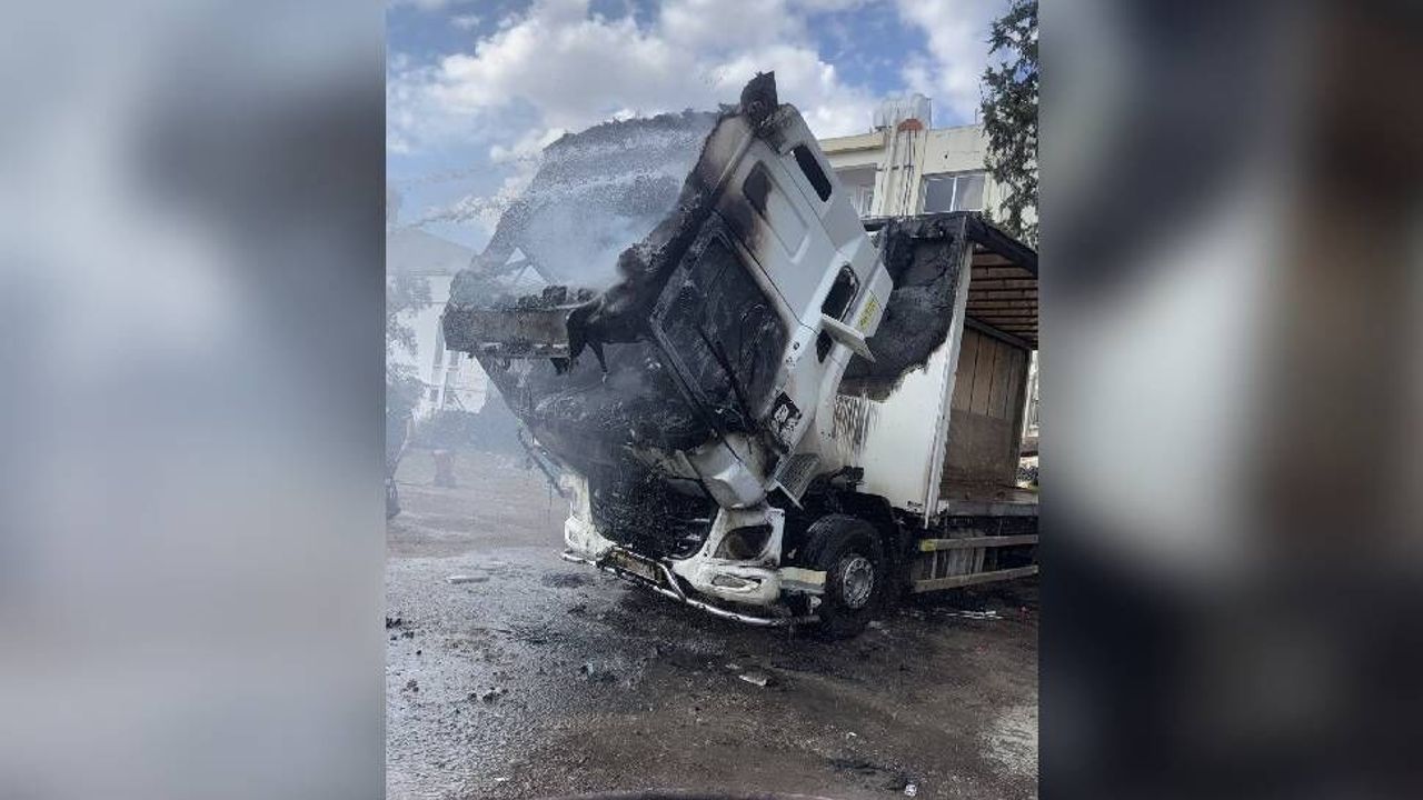 Park halindeki TIR’ın alevler içinde kalan bölümü, duman yükseliyor
