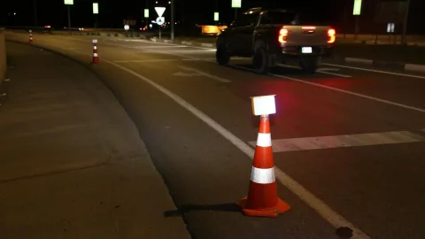 Işıklı konilerle düzenlenen trafik denetiminde yol ve gece görüşü vurgusu