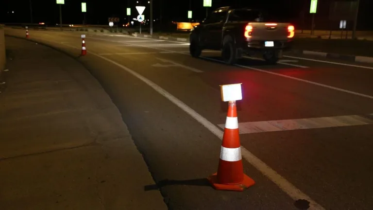 Işıklı konilerle düzenlenen trafik denetiminde yol ve gece görüşü vurgusu