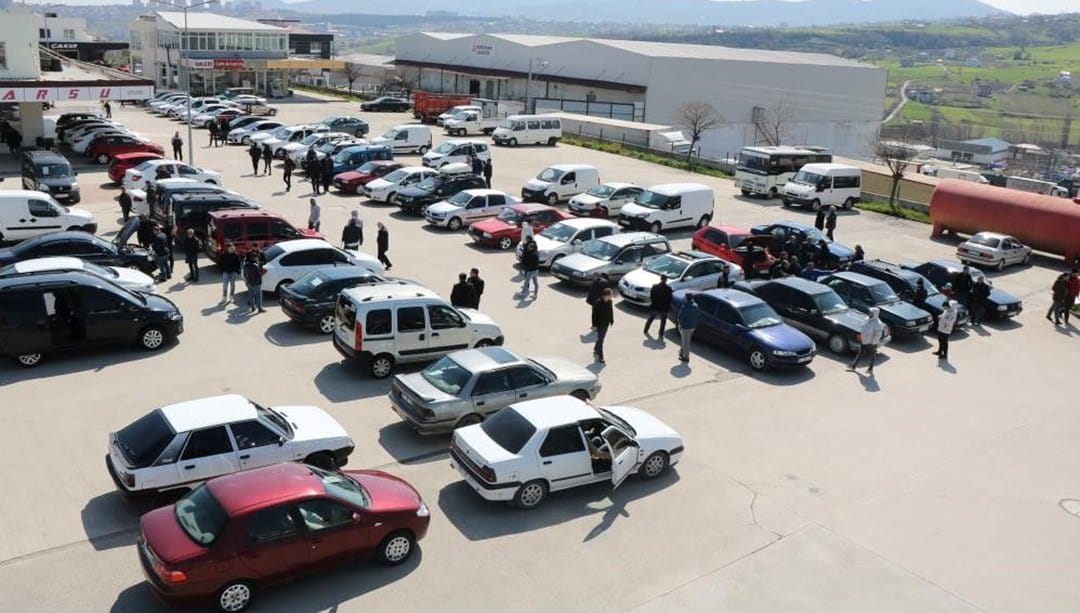 Suriye’de ikinci el araba fiyatları uçtu. 3 bin dolardan 15 bin dolara çıktı.