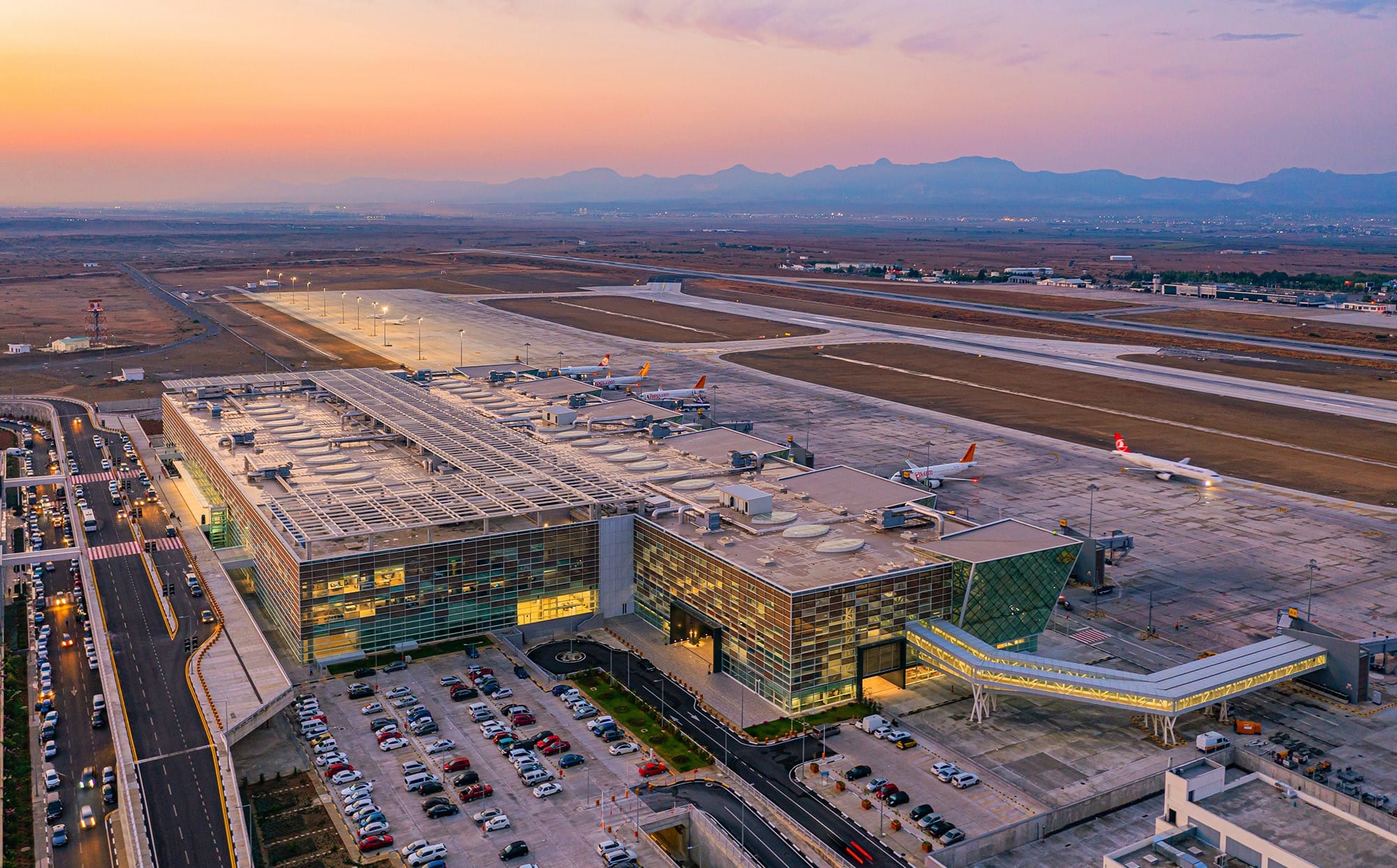 Ercan Havalimanı’nda yeni trafik uygulaması başladı:Araçlar, ilk 30 dakika boyunca ücretsiz olarak yolcularını indirip, bindirebiliyor – BRTK