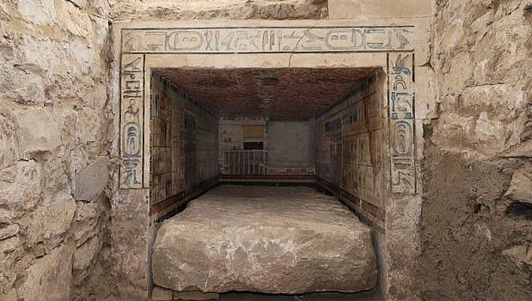 Mısır’da 4 bin yıllık tarihi keşif: Saray başhekiminin “büyüleyici” mezarı!