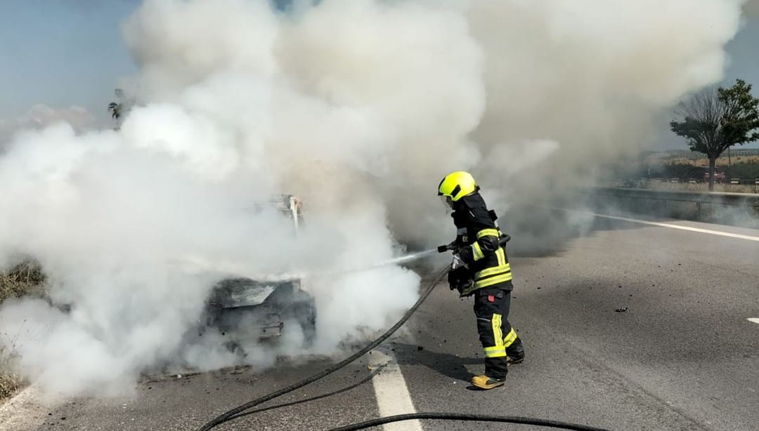 Tarsus’ta otomobil alev alev yandı – Son Dakika Türkiye Haberleri