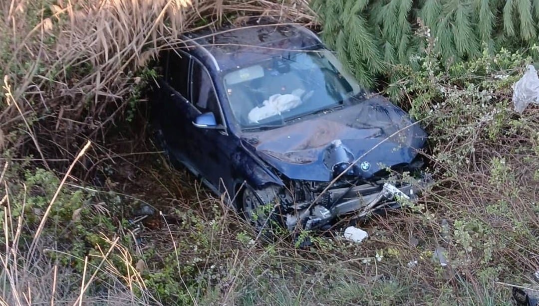 Sürücü direksiyon hakimiyetini kaybetti, otomobil şarampole uçtu – Son Dakika Türkiye Haberleri