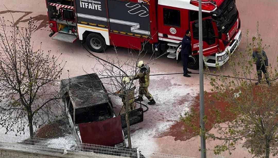 Ankara’da park halindeki araç alev alev yandı – Son Dakika Türkiye Haberleri
