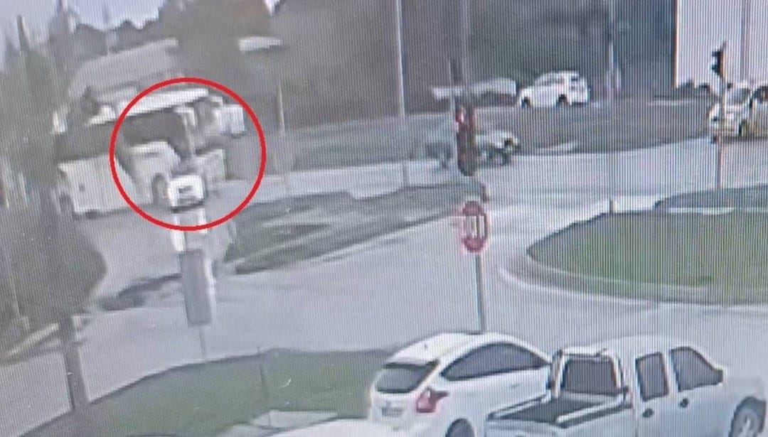 Kırmızı ışıkta durdu, yolcu otobüsü çarptı – Son Dakika Türkiye Haberleri