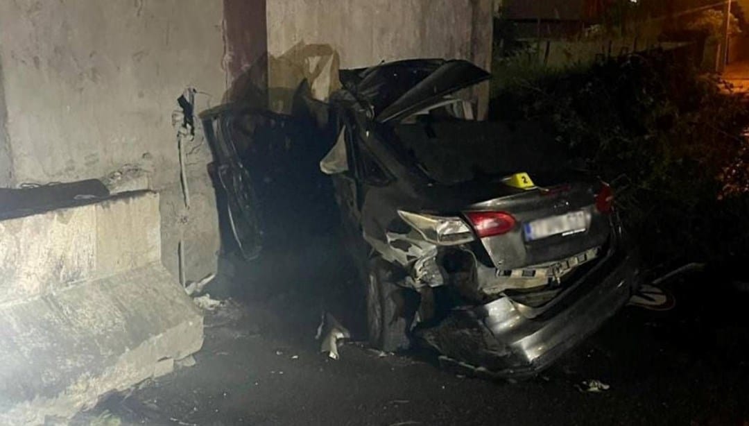 Yoldan çıkıp bina duvarına çarpan otomobildeki iki kişi hayatını kaybetti – Son Dakika Türkiye Haberleri
