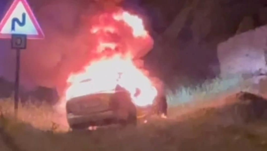 Seyir halindeki otomobil alev alev yandı – Son Dakika Türkiye Haberleri