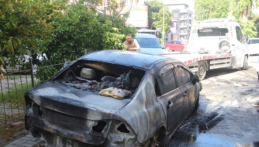 Park halindeki otomobil alevlere teslim oldu – Son Dakika Türkiye Haberleri