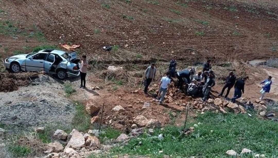 Şarampole yuvarlanan otomobildeki üç kişi yaralandı – Son Dakika Türkiye Haberleri