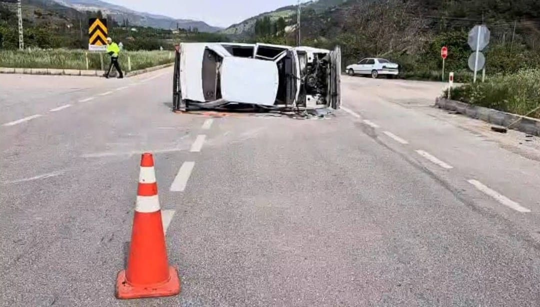 Köpeğe çarpmamak için manevra yapan otomobil yan yattı – Son Dakika Türkiye Haberleri