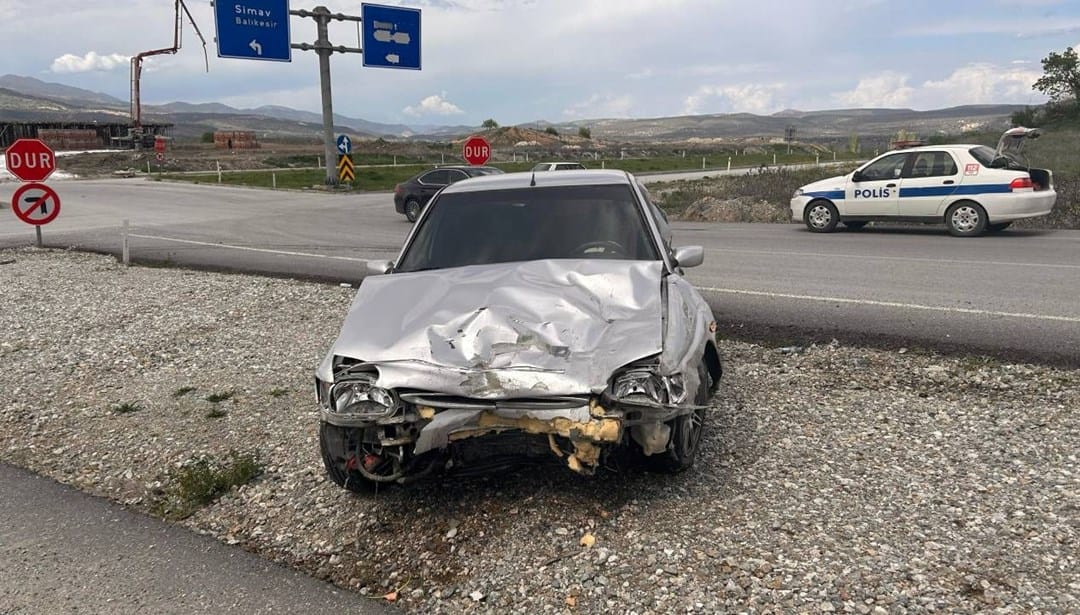 Kütahya’da iki otomobil çarpıştı: Bir yaralı – Son Dakika Türkiye Haberleri