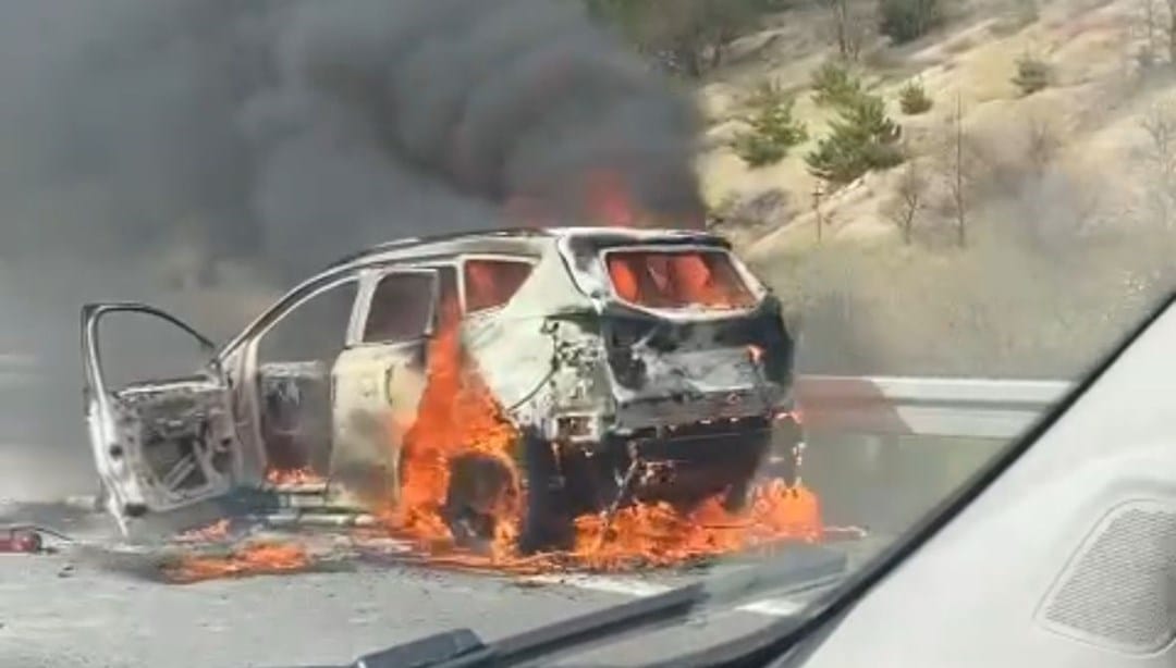 TEM Otoyolu’nda otomobil alev alev yandı – Son Dakika Türkiye Haberleri