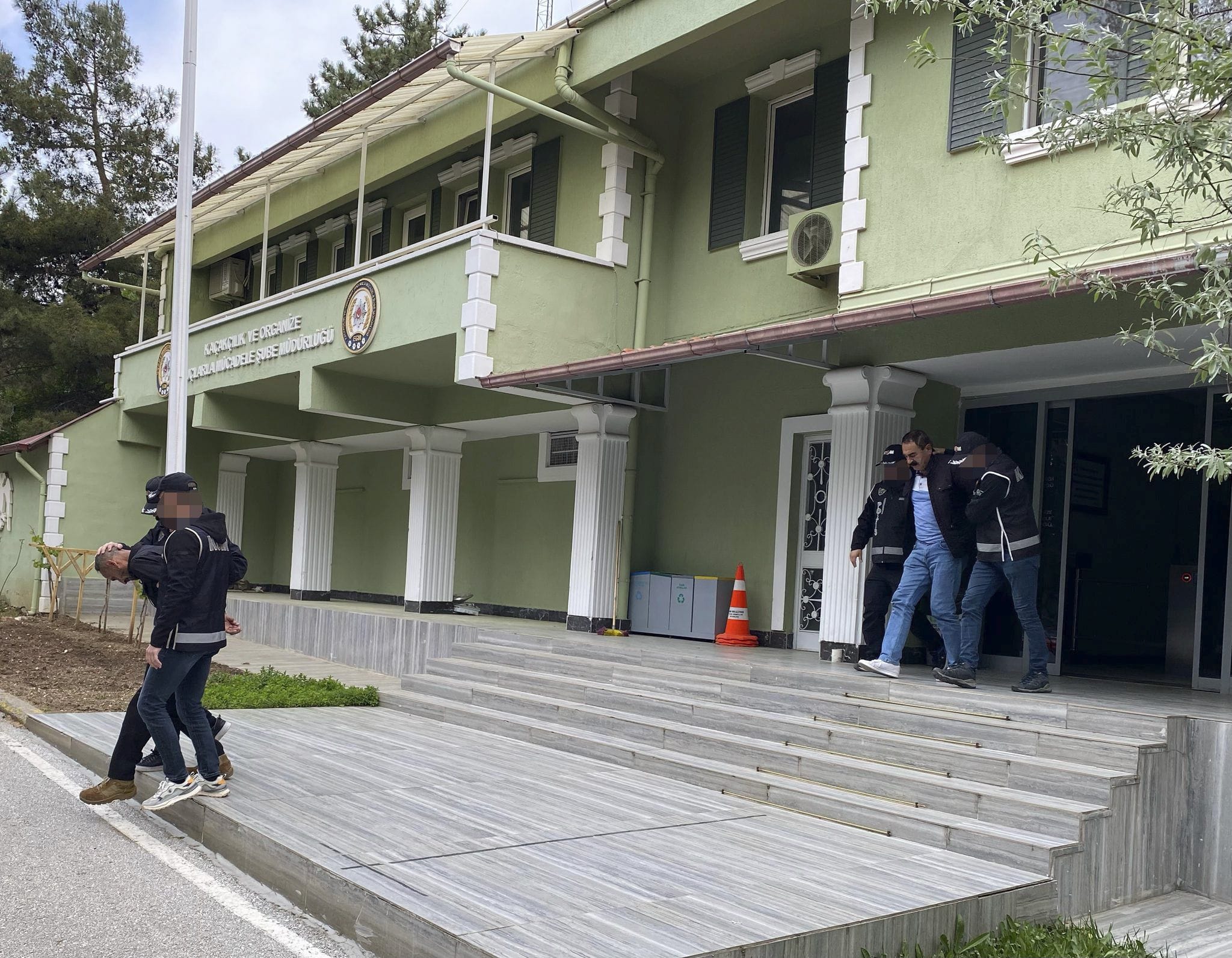 Uşak’ta KKTC için sahte belge düzenleyen 2 şüpheli tutuklandı – BRTK