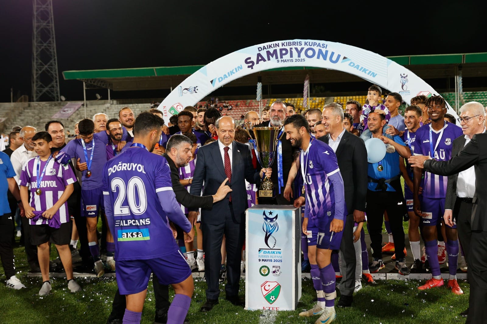 Cumhurbaşkanı Ersin Tatar, Daikin Kıbrıs Kupası’nı Lefke’ye takdim etti – BRTK