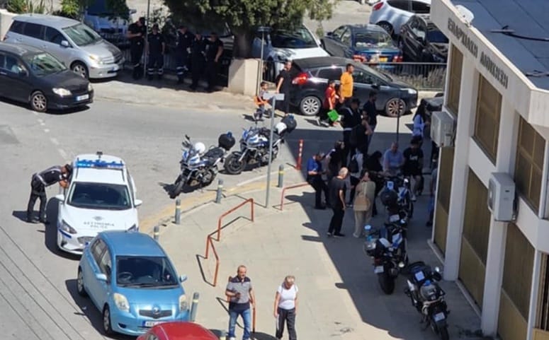 Kıbrıslı Türkler Güney Lefkoşa’daki Kaymakamlık önünde eylem yaptı – BRTK