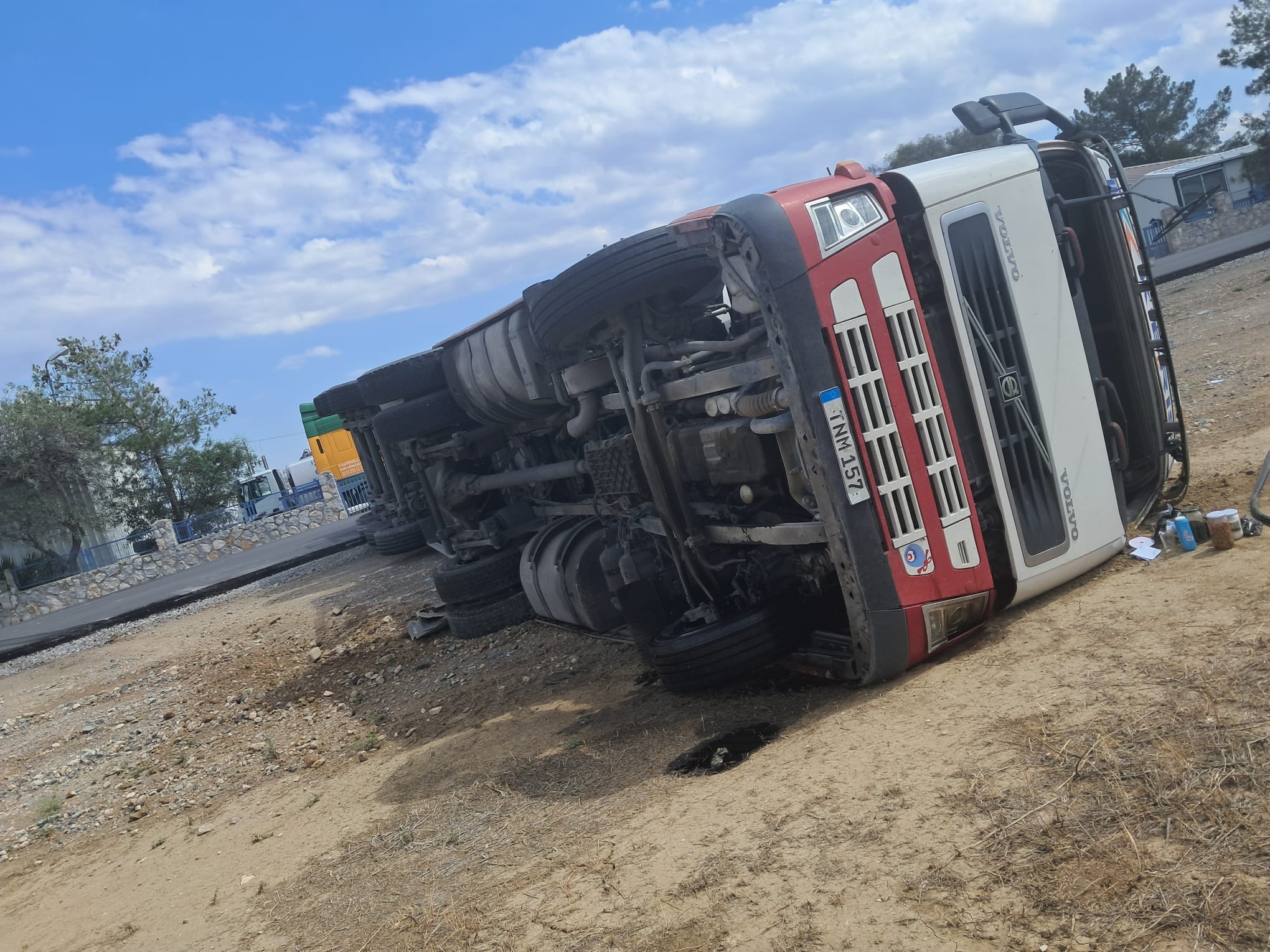 Direksiyon hâkimiyetini kaybeden tır şoförü kaza yaptı – BRTK