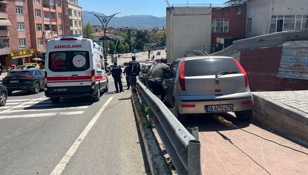 Otomobil, kırmızı ışıkta bekleyen araca çarptı: 5 yaralı – Son Dakika Türkiye Haberleri