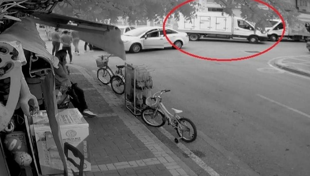 Tabelayı kapattı, kazaya neden oldu