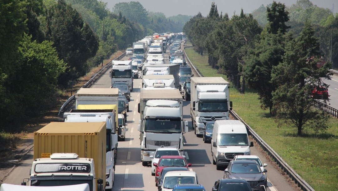 Kontrolden çıkan TIR trafiği felç etti: Uzun kuyruklar oluştu – Son Dakika Türkiye Haberleri