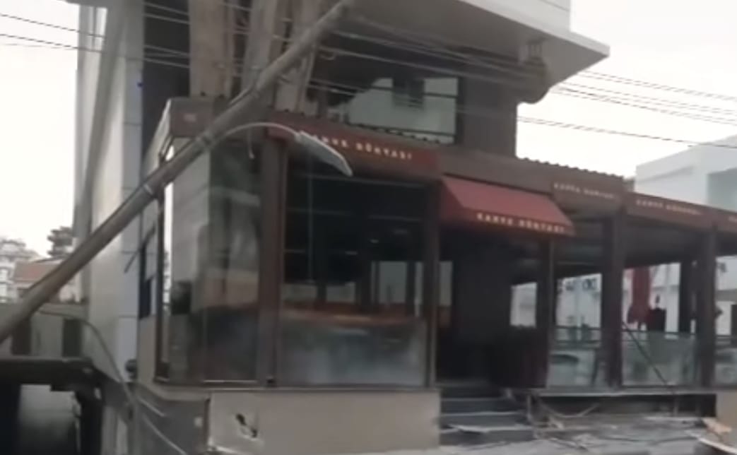 Alkollü sürücü işyeri camına ve elektrik direğine çarptı – BRTK