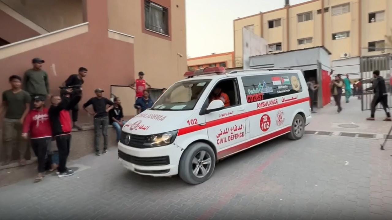 Katil İsrail’in tehlikeli yola yönlendirdiği yardım tırının devrilmesi sonucu 20 Filistinli öldü