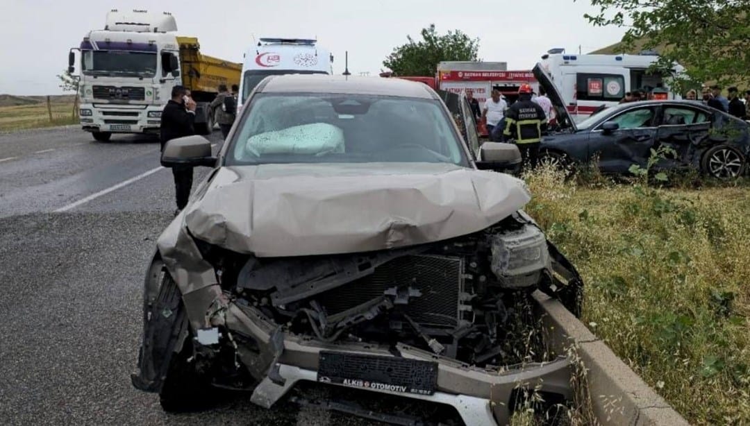Otomobil ile kamyonet çarpıştı: 1 ölü, 3 yaralı – Son Dakika Türkiye Haberleri