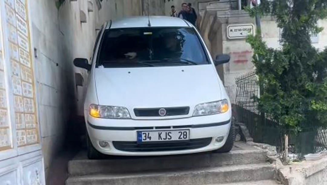 Navigasyona uydu, merdivende mahsur kaldı – Son Dakika Türkiye Haberleri