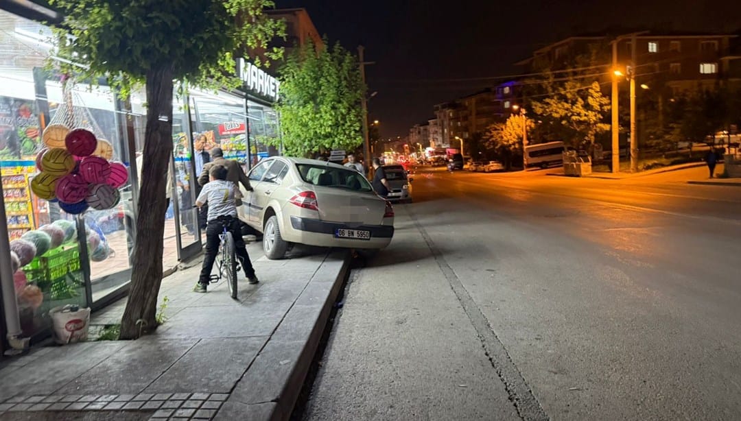 Kontrolden çıkan otomobil markete daldı – Son Dakika Türkiye Haberleri